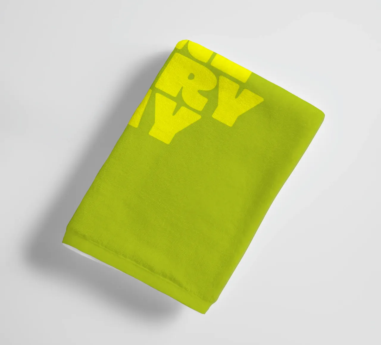The Sun Shines Here Every Day Typography Print Amarillo Verde toalla de baño de THE MOTIVATED TYPE