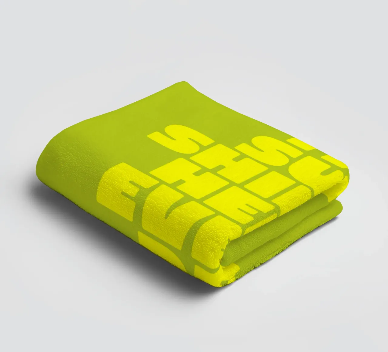 The Sun Shines Here Every Day Typography Print Amarillo Verde toalla de baño de THE MOTIVATED TYPE