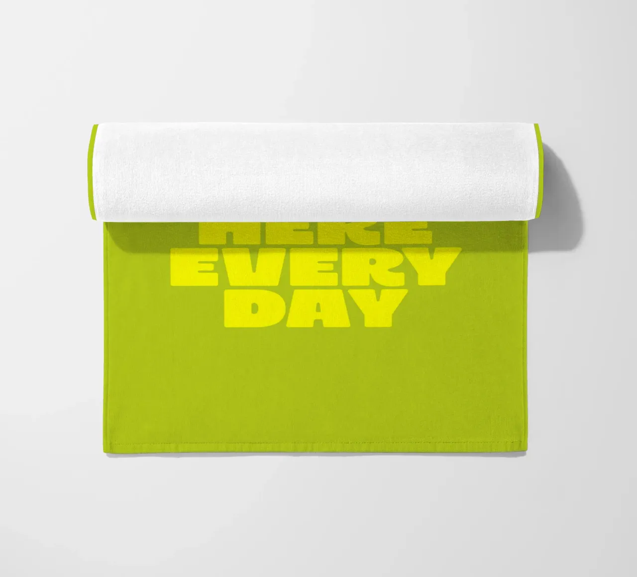 The Sun Shines Here Every Day Typography Print Amarillo Verde toalla de playa de THE MOTIVATED TYPE