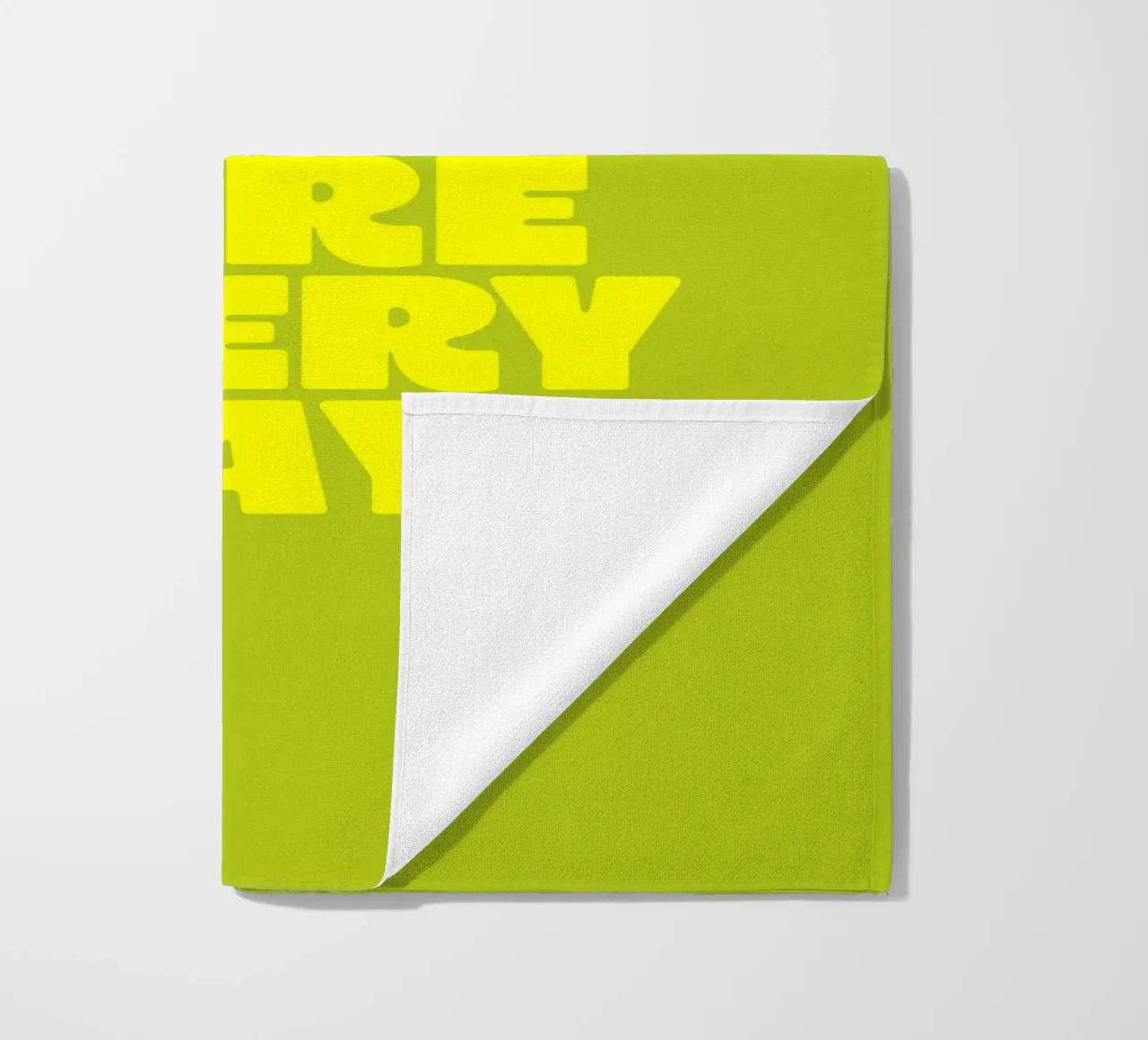 The Sun Shines Here Every Day Typography Print Amarillo Verde toalla de playa de THE MOTIVATED TYPE