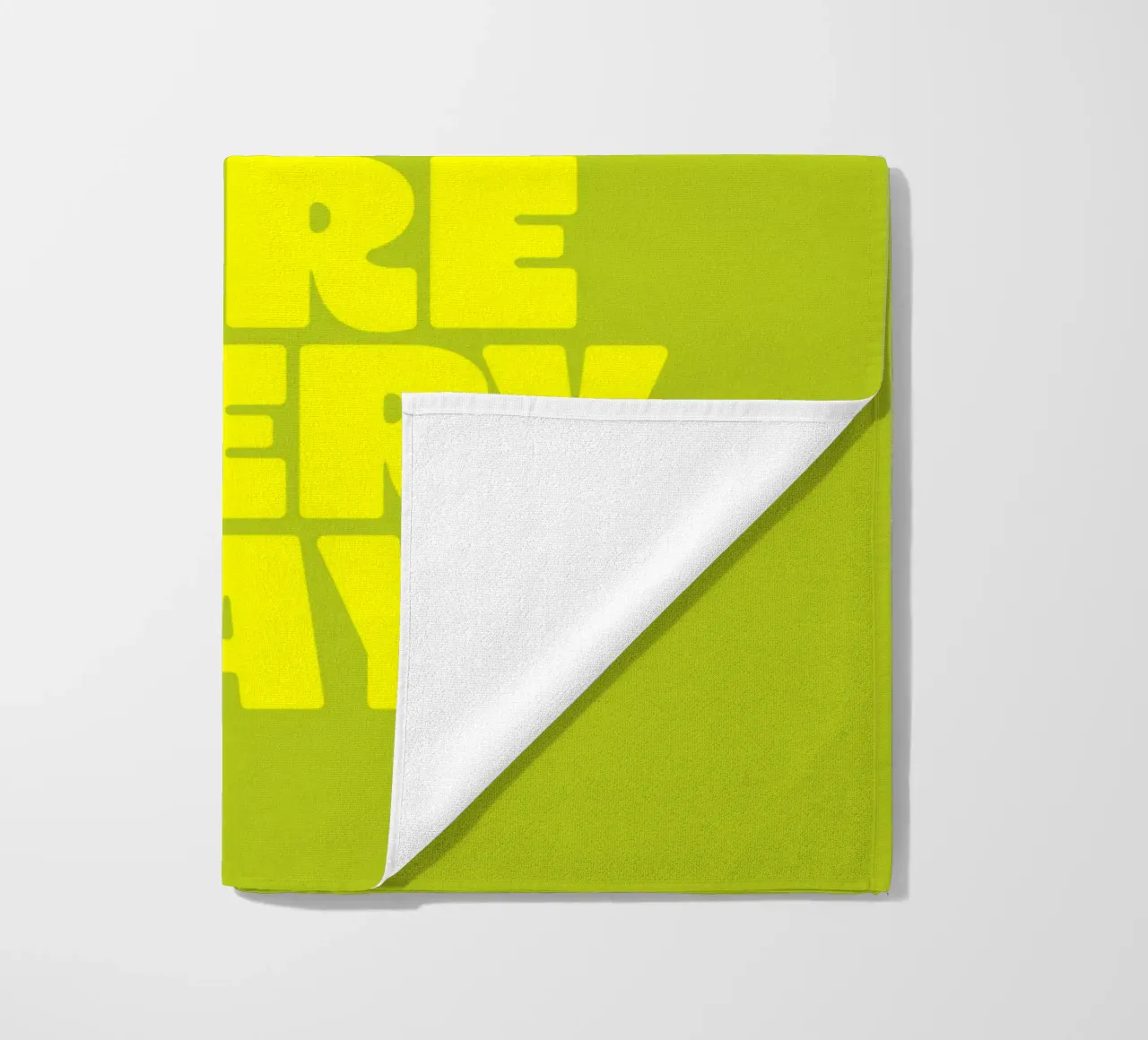 The Sun Shines Here Every Day Typography Print Amarillo Verde toalla de playa de THE MOTIVATED TYPE