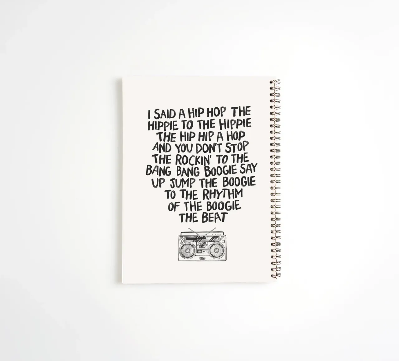 Iconische Hip Hop Songteksten Typografie Print Geïllustreerde Boombox notitieboek met spiraal van THE MOTIVATED TYPE