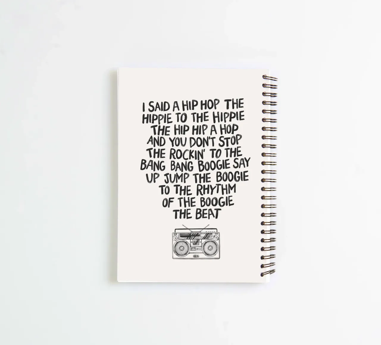 Iconische Hip Hop Songteksten Typografie Print Geïllustreerde Boombox notitieboek met spiraal van THE MOTIVATED TYPE
