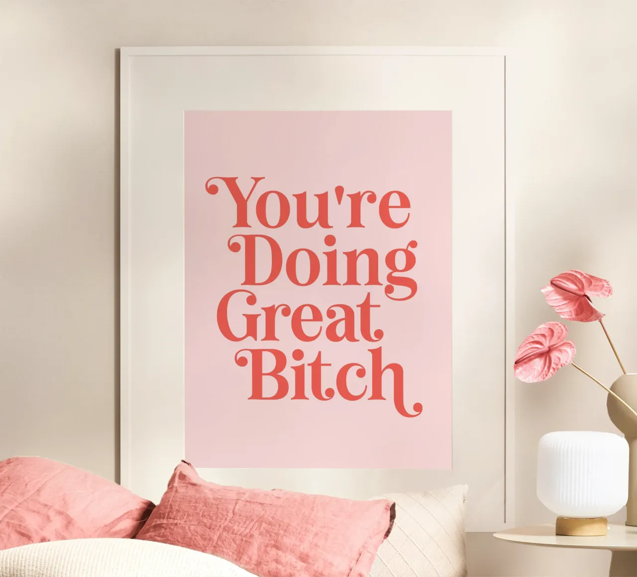 Stai andando alla grande stronza (tono rosa e rosso) poster con telaio in legno da Paigaam Studio