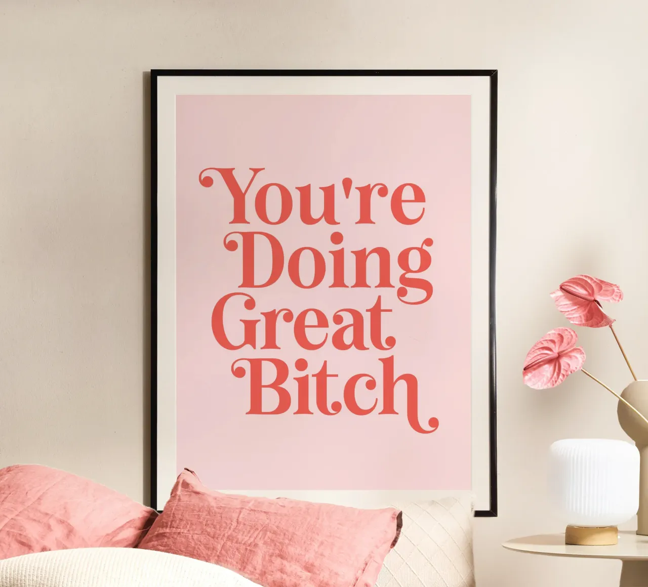 Stai andando alla grande stronza (tono rosa e rosso) poster con telaio in legno da Paigaam Studio