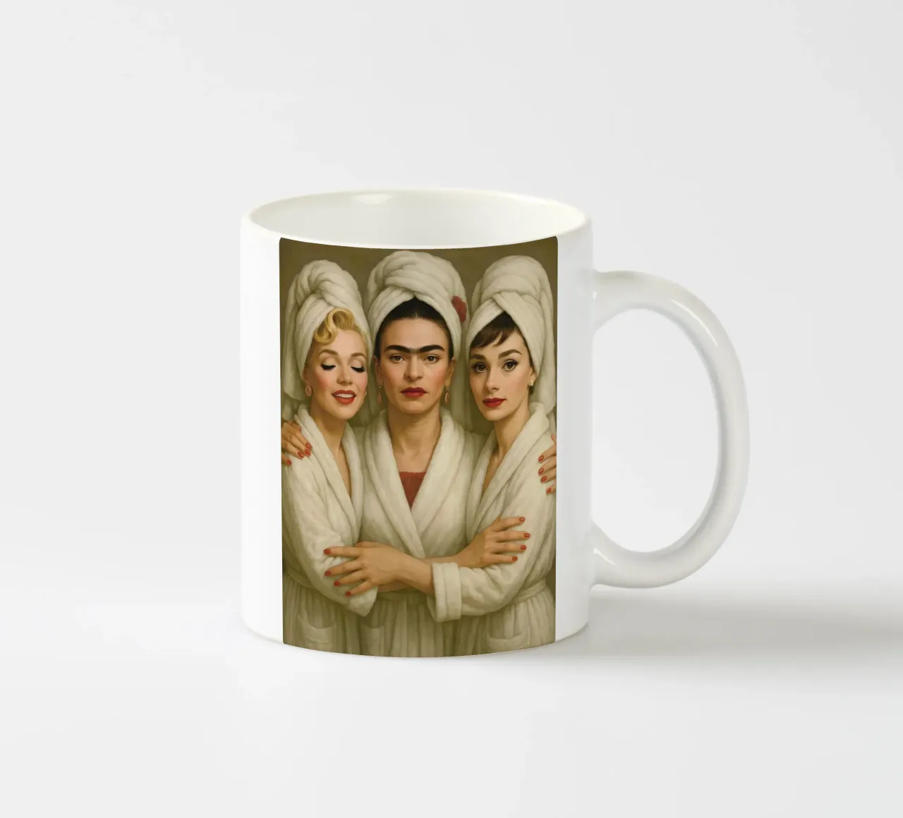 Marilyn Monroe Audrey Hepburn Frida Kahlo in accappatoio tazza in ceramica da ARTOMATIC