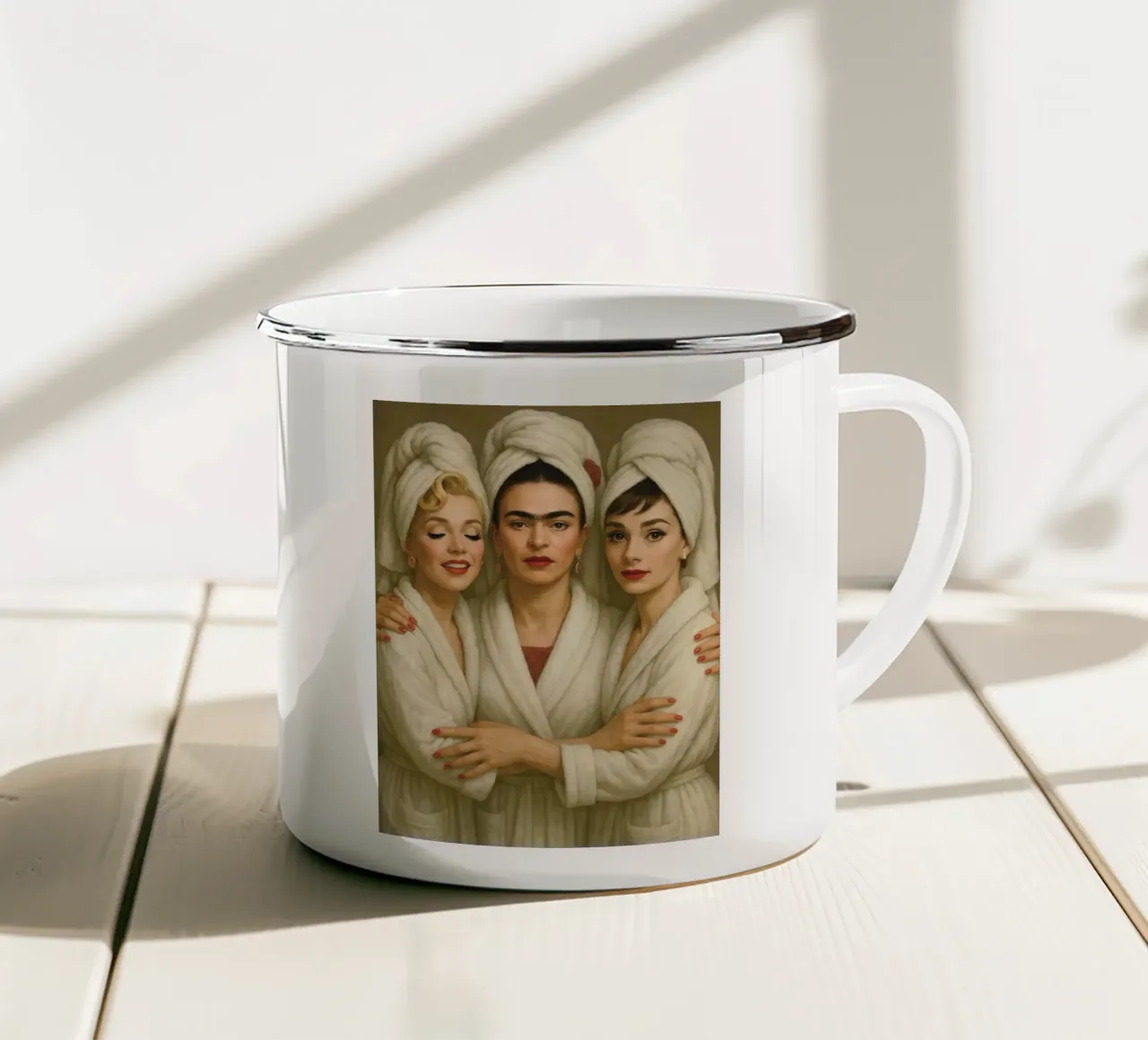 Marilyn Monroe Audrey Hepburn Frida Kahlo in accappatoio tazza in smalto da ARTOMATIC