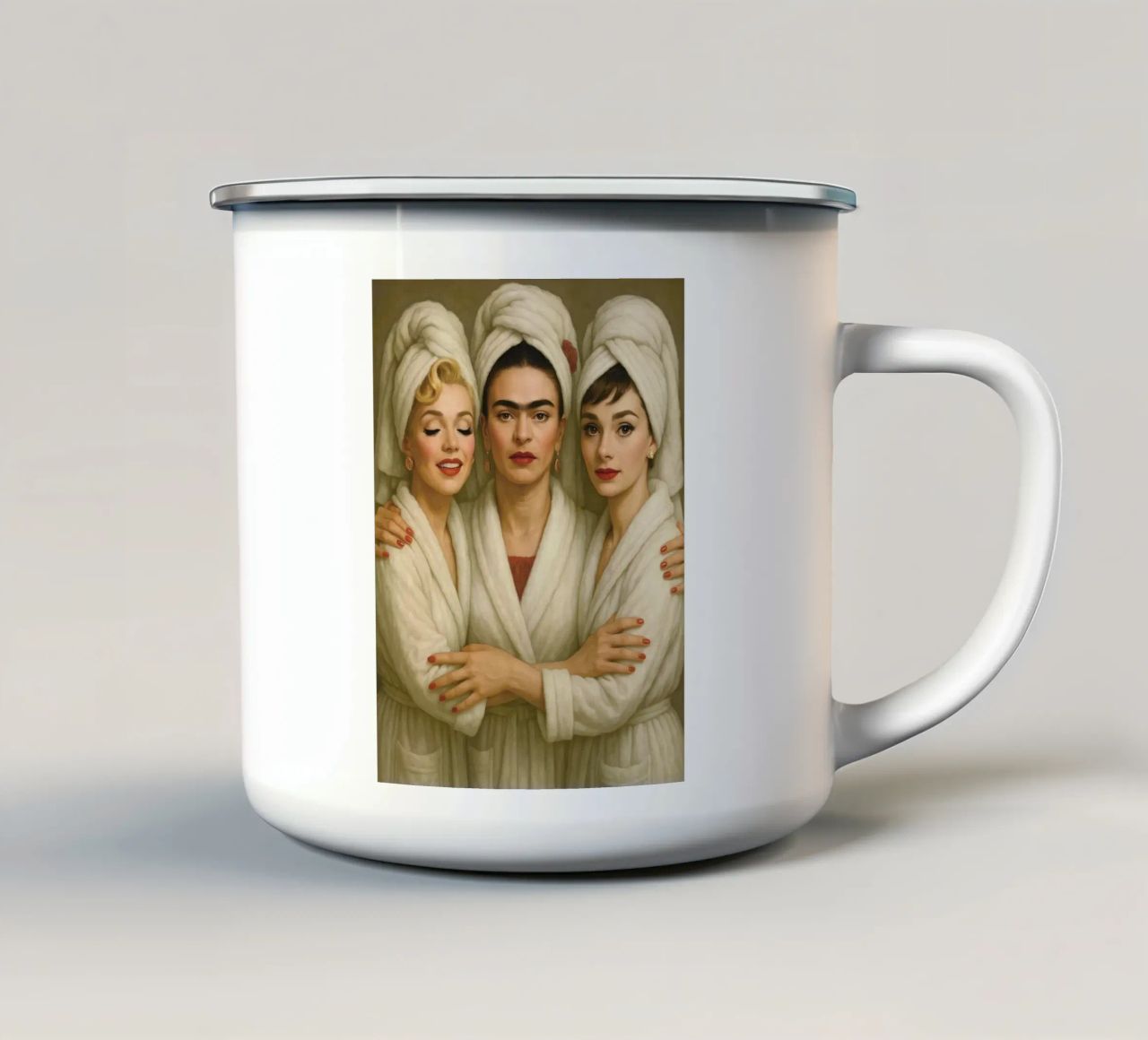 Marilyn Monroe Audrey Hepburn Frida Kahlo in accappatoio tazza in smalto da ARTOMATIC