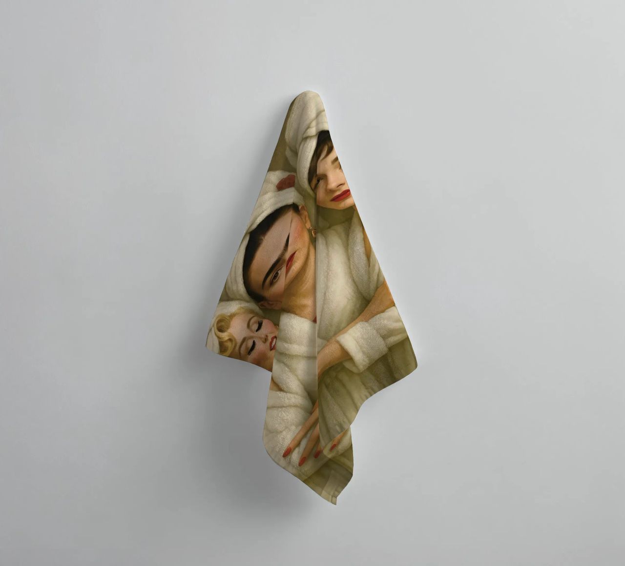 Marilyn Monroe Audrey Hepburn Frida Kahlo in badjassen badhanddoek van ARTOMATIC