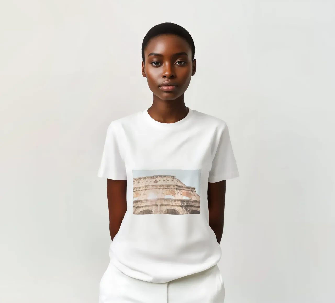 Rome, Italie I Vue du Colisée à la lumière d'un soleil d’été t-shirt de Julie Travel Photography