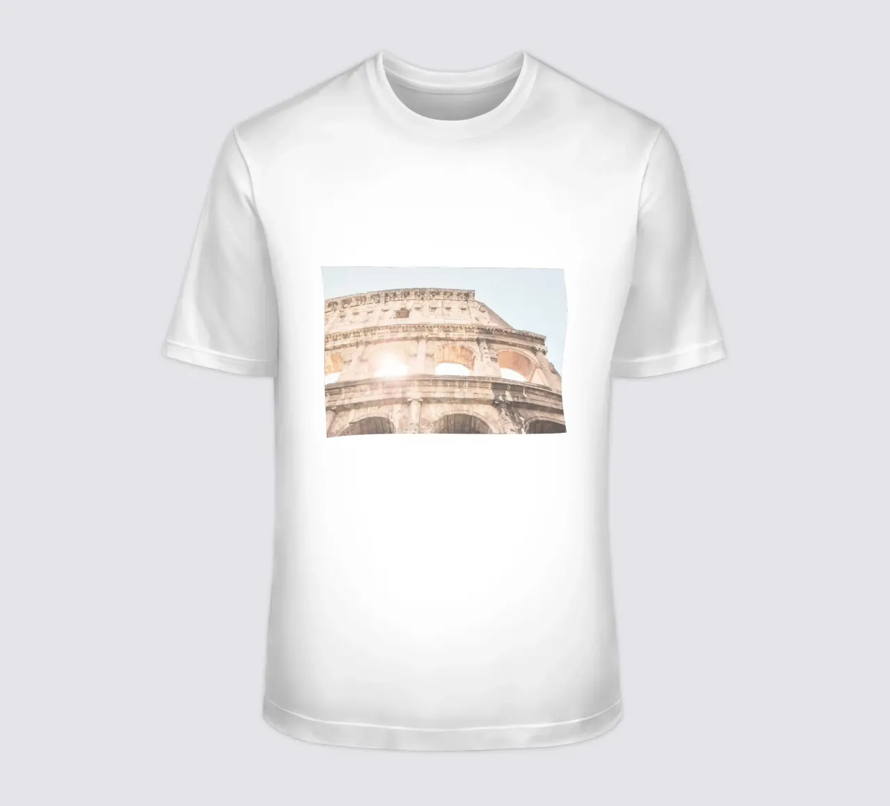 Rome, Italie I Vue du Colisée à la lumière d'un soleil d’été t-shirt de Julie Travel Photography