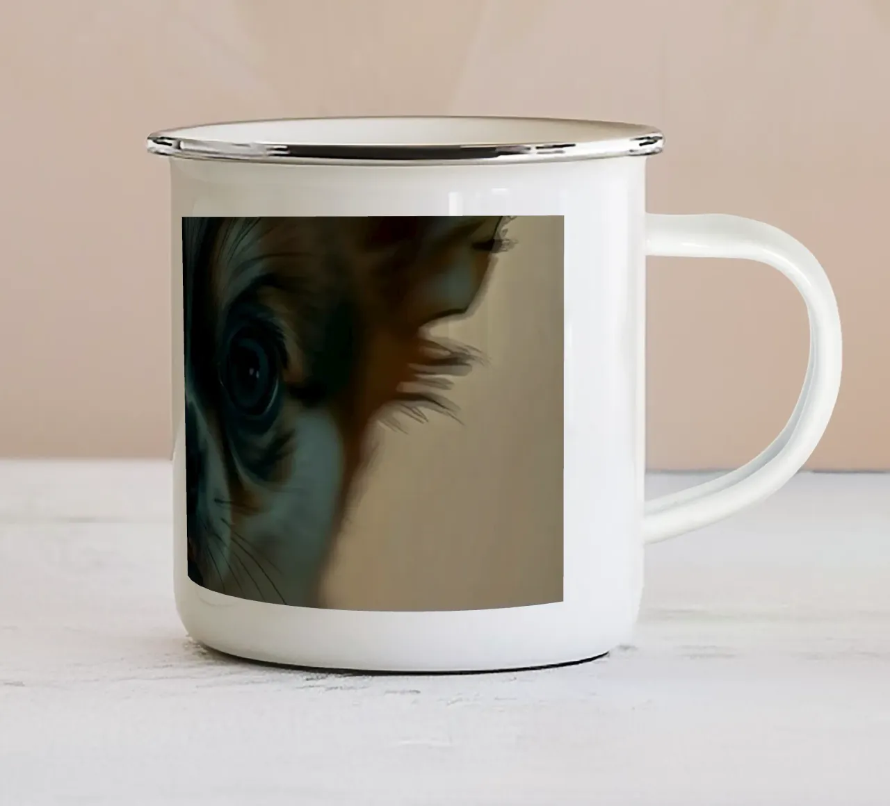 Un petit chien mignon aux grands yeux pose pour une photo douce et chaleureuse mug en émail de DesignDoodle