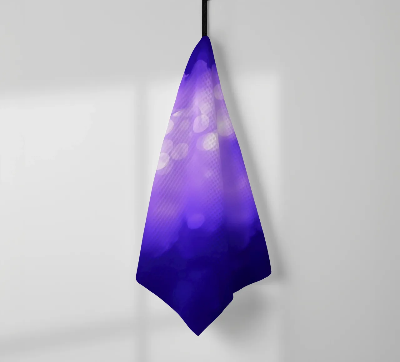 Fond abstrait violet avec des points lumineux doux torchon de DesignDoodle