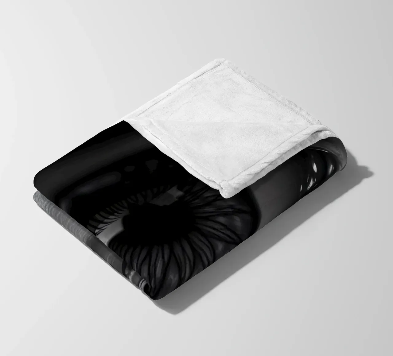 Primo piano di un occhio profondo in bianco e nero con ciglia dettagliate coperta in pile da DesignDoodle