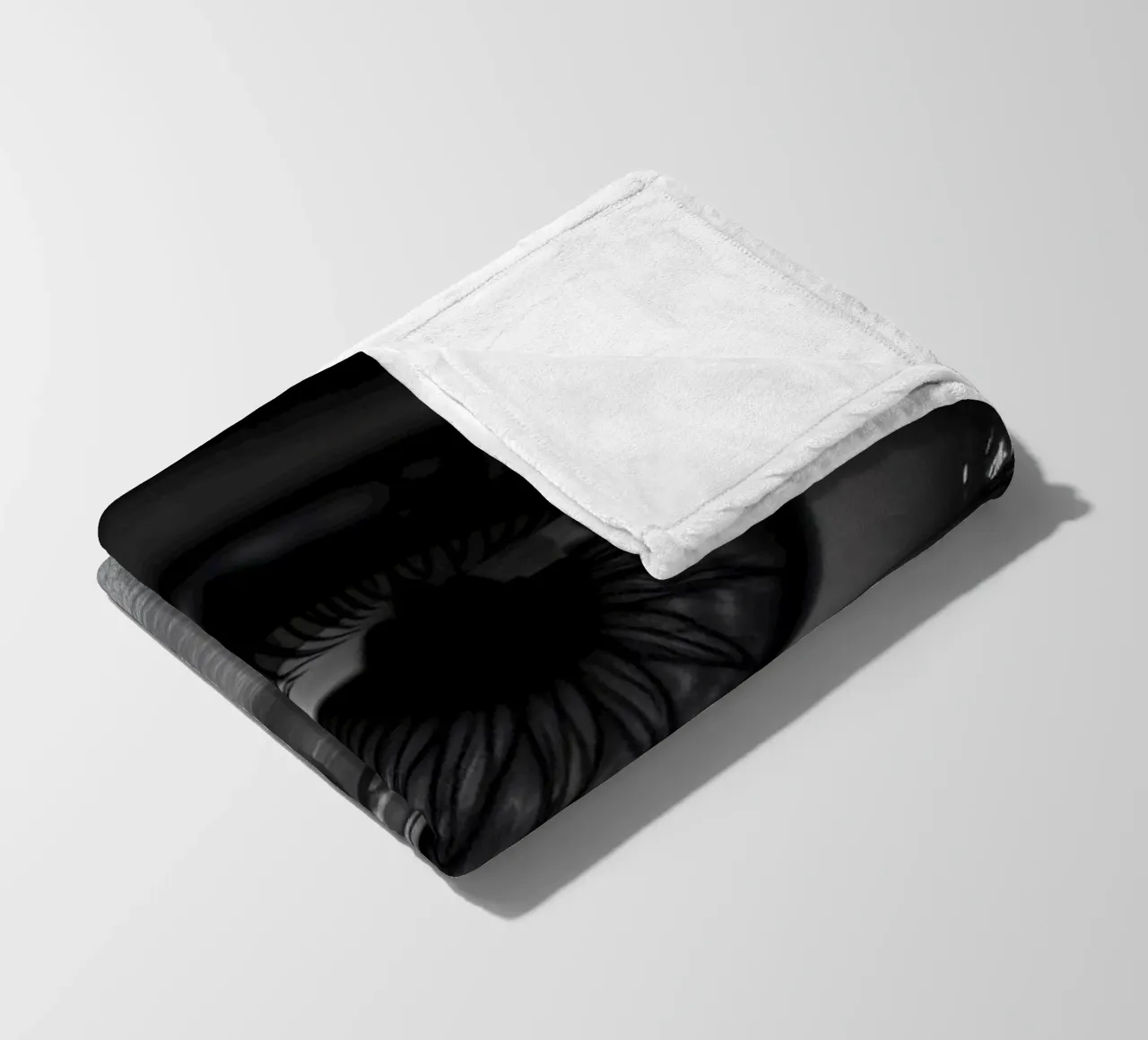 Primo piano di un occhio profondo in bianco e nero con ciglia dettagliate coperta in pile da DesignDoodle