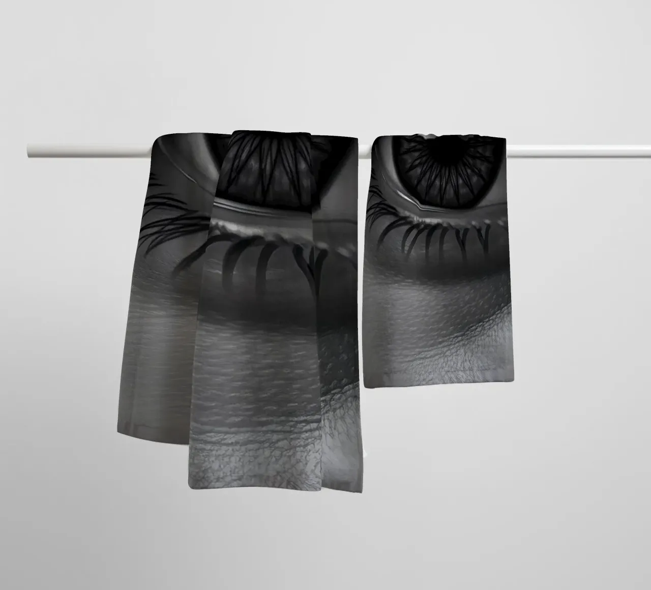 Diep zwart-wit oog close-up met gedetailleerde wimpers badhanddoek van DesignDoodle