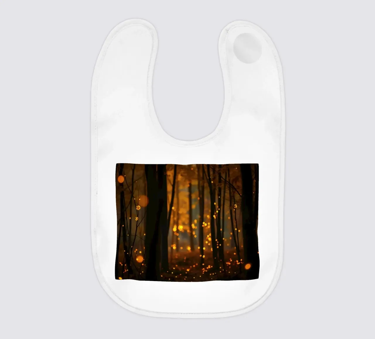 Magischer Wald mit leuchtenden Glühwürmchen in der Abenddämmerung Babylätzchen von DesignDoodle