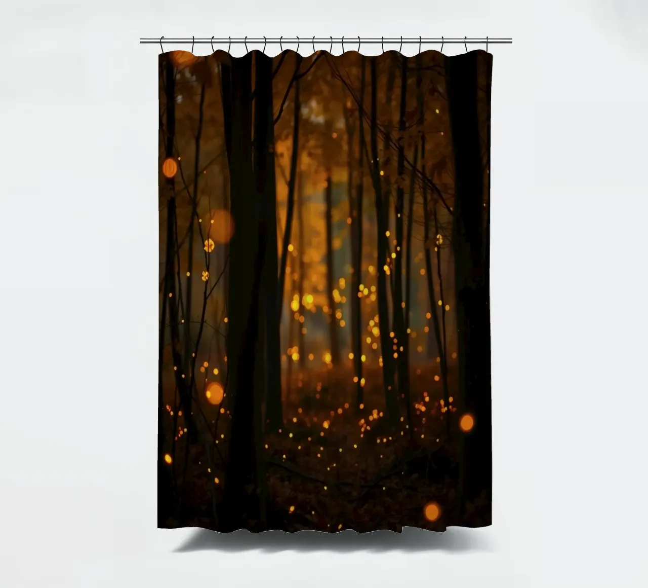Magischer Wald mit leuchtenden Glühwürmchen in der Abenddämmerung Duschvorhang von DesignDoodle