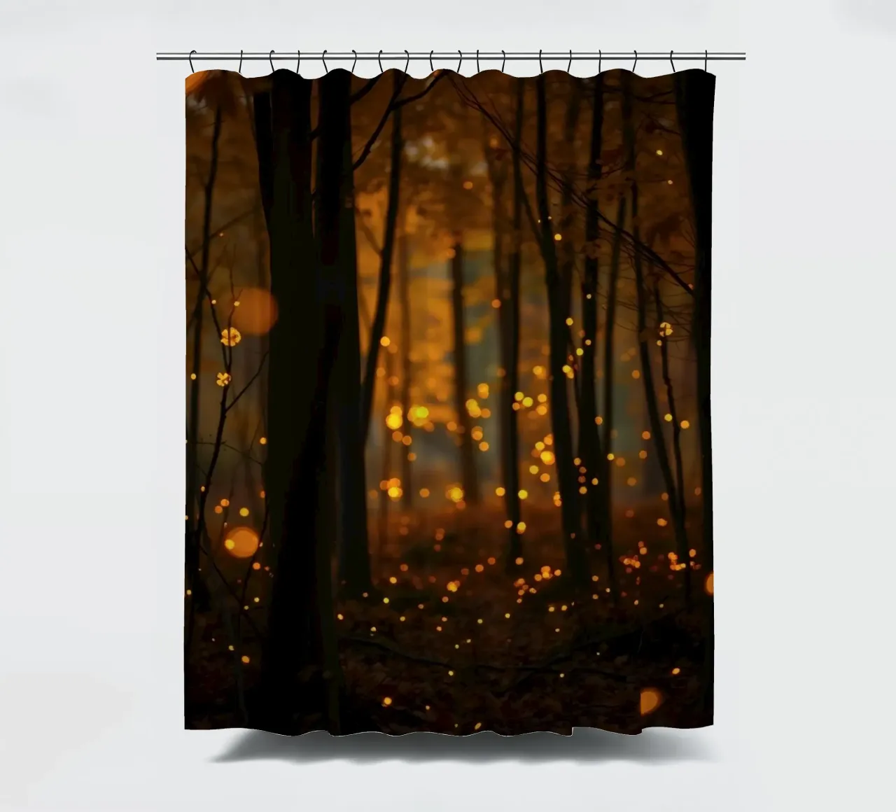 Magischer Wald mit leuchtenden Glühwürmchen in der Abenddämmerung Duschvorhang von DesignDoodle