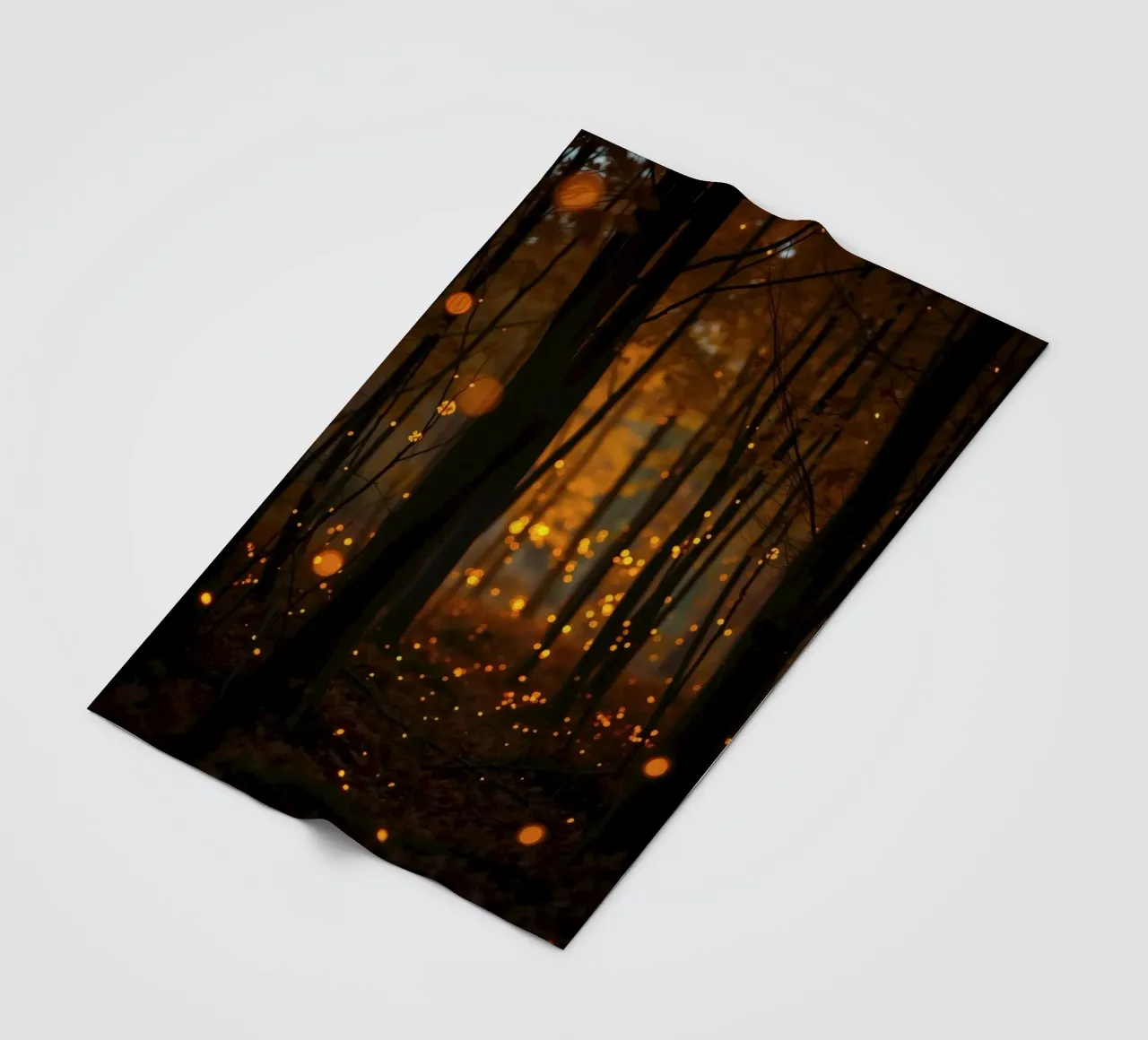 Magischer Wald mit leuchtenden Glühwürmchen in der Abenddämmerung Fleecedecke von DesignDoodle