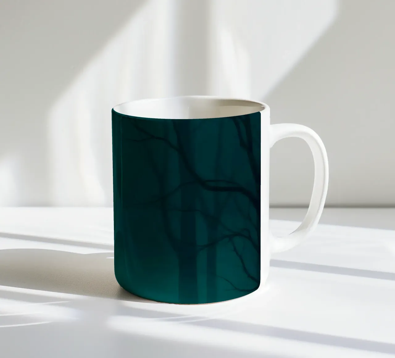 Sfondo misterioso della foresta con illuminazione eterea tazza in ceramica da DesignDoodle