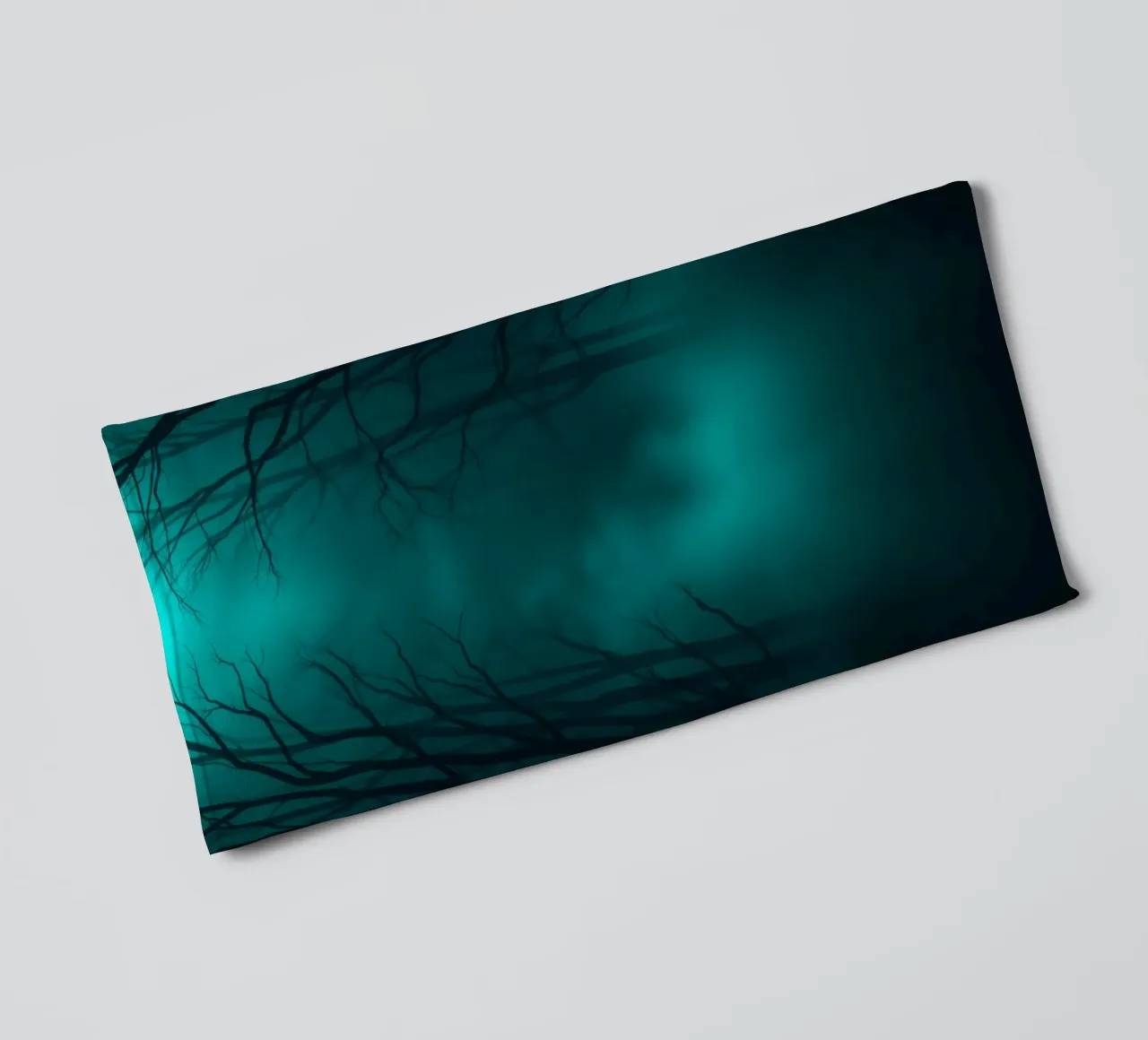 Sfondo misterioso della foresta con illuminazione eterea asciugamano da bagno da DesignDoodle