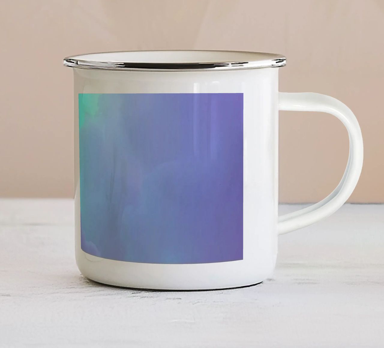 Nuvole astratte e sognanti in una vivace tavolozza di colori tazza in smalto da DesignDoodle