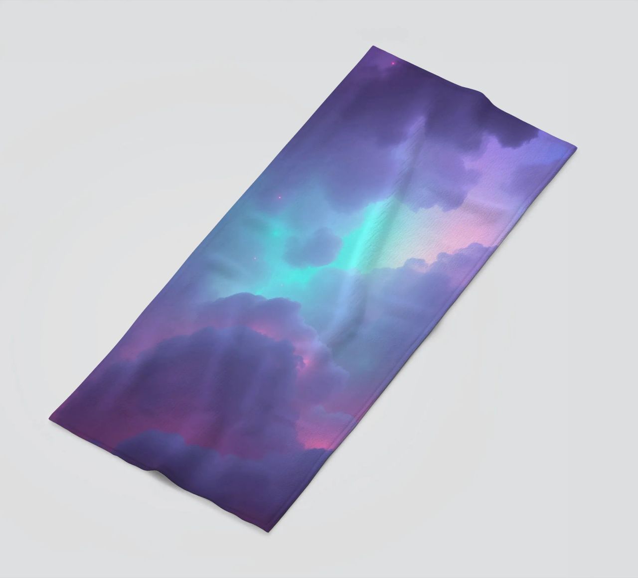 Nuvole astratte e sognanti in una vivace tavolozza di colori telo mare da DesignDoodle