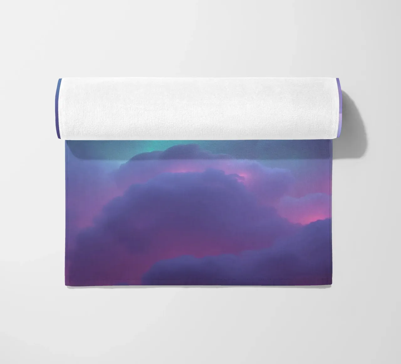 Nuages abstraits et rêveurs dans une palette de couleurs vibrantes serviette de plage de DesignDoodle
