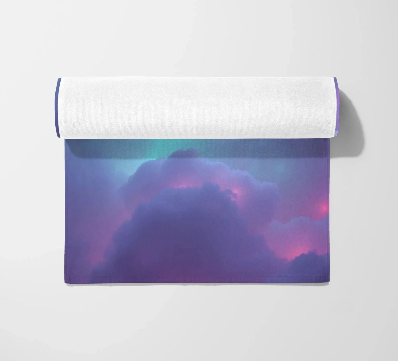 Nuvole astratte e sognanti in una vivace tavolozza di colori telo mare da DesignDoodle