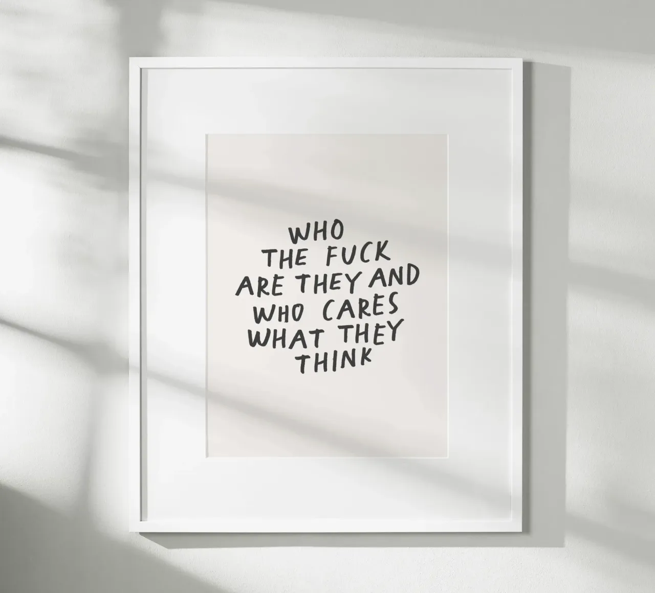 ¿Quién coño son y a quién le importa lo que piensen? poster con marco de aluminio de THE MOTIVATED TYPE