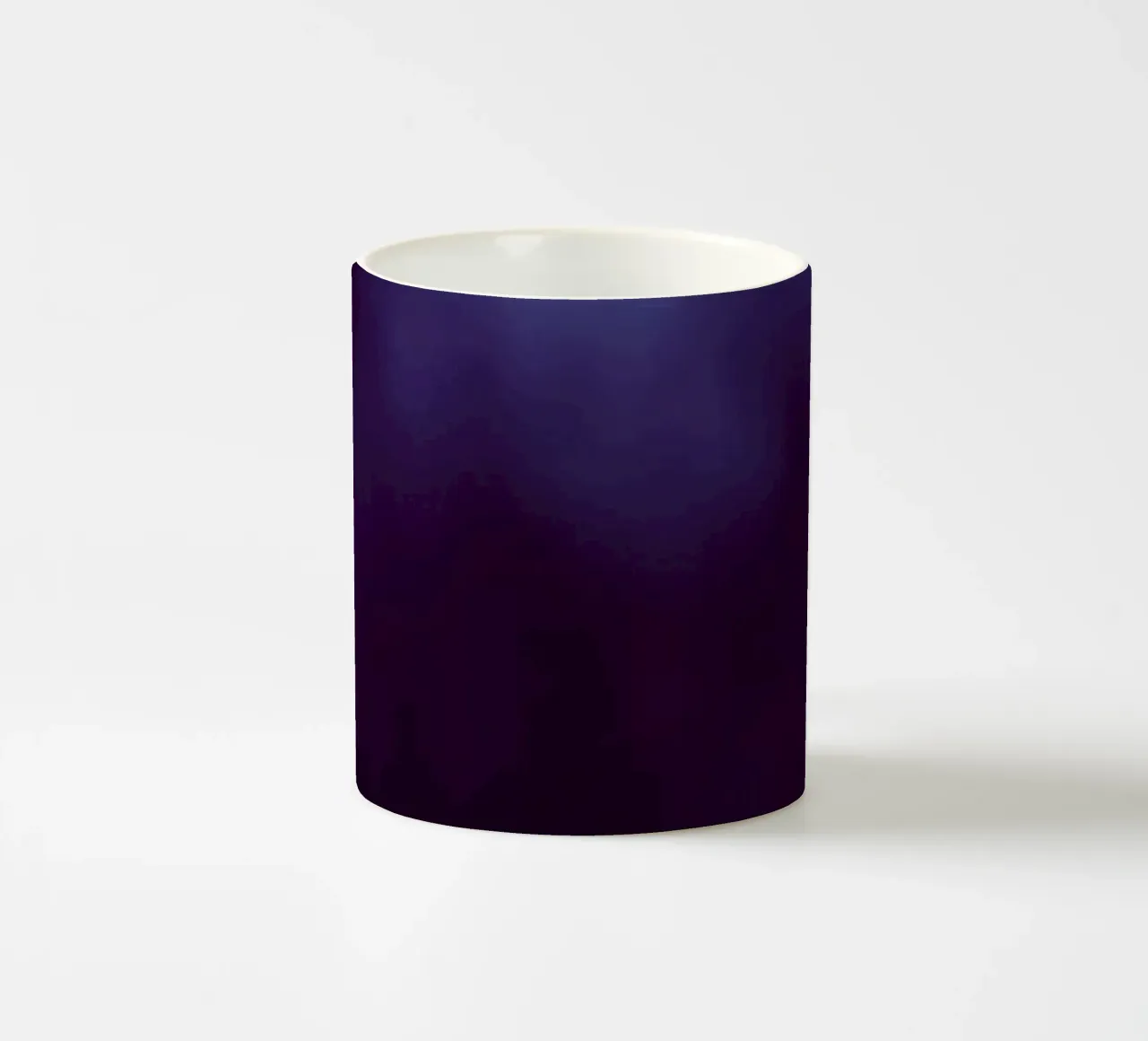 Levendige abstracte achtergrond dieppaarse tinten en vloeiende keramische mok van DesignDoodle