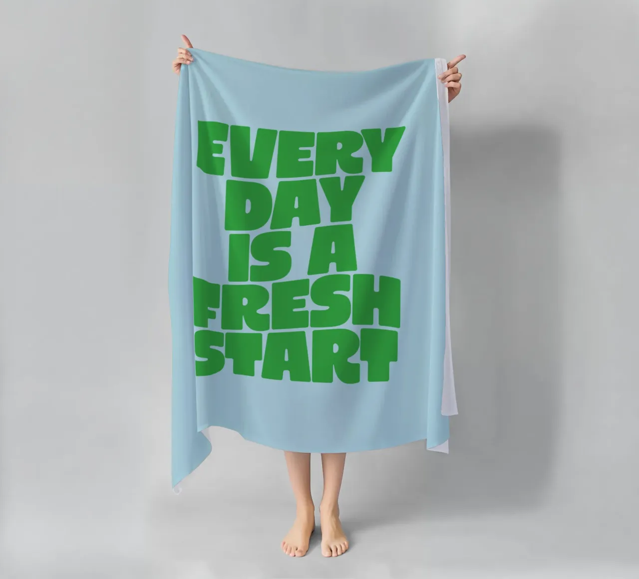 Every Day is a Fresh Start (Chaque jour est un nouveau départ) Typographie imprimée en vert et bleu serviette de plage de THE MOTIVATED TYPE