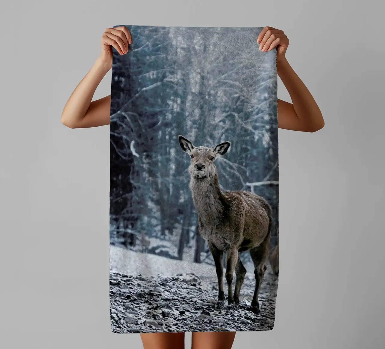 The Snap of a Twig @nilsleithold asciugamano da bagno da EyeEm Mobile GmbH