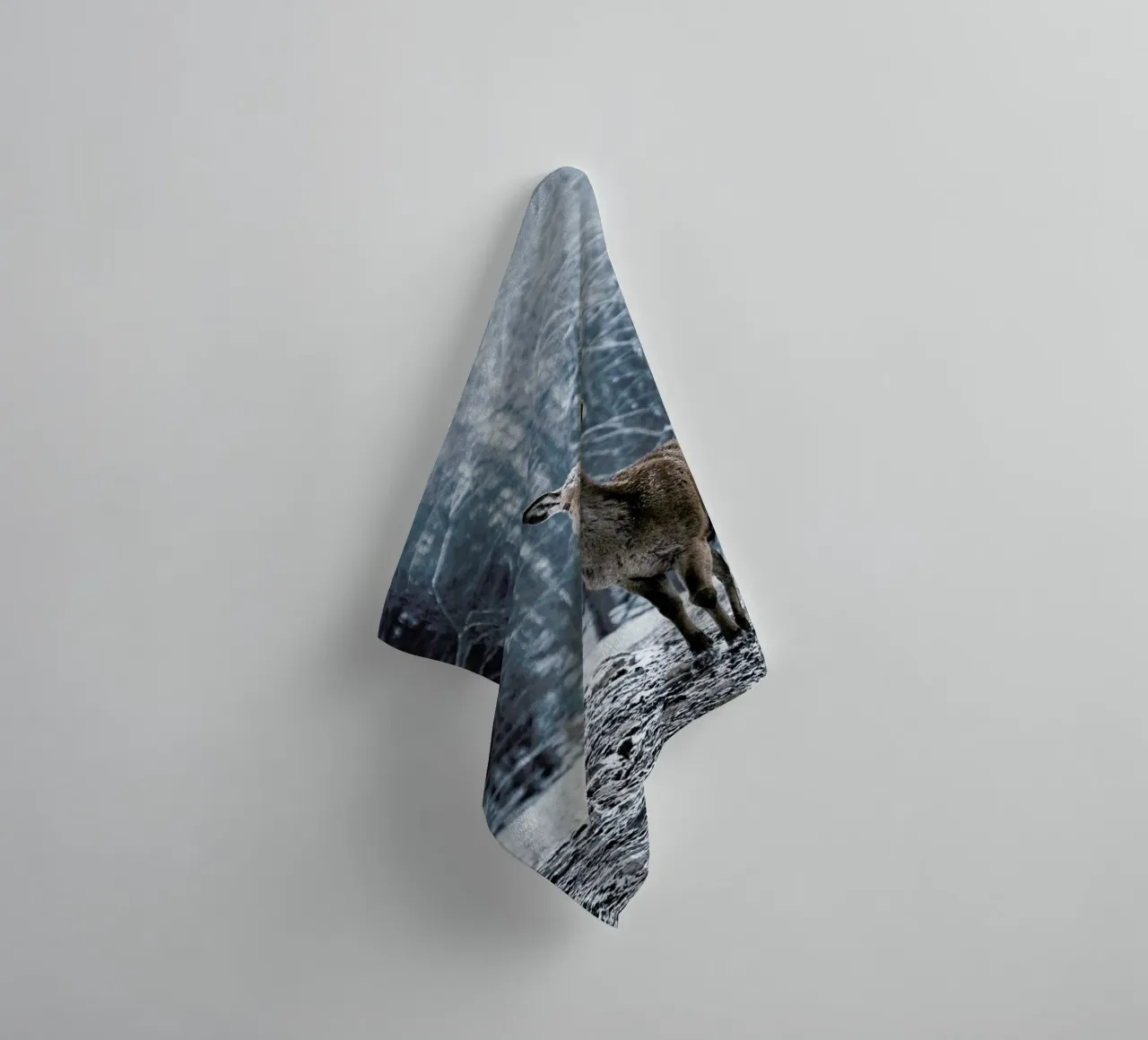 The Snap of a Twig @nilsleithold asciugamano da bagno da EyeEm Mobile GmbH