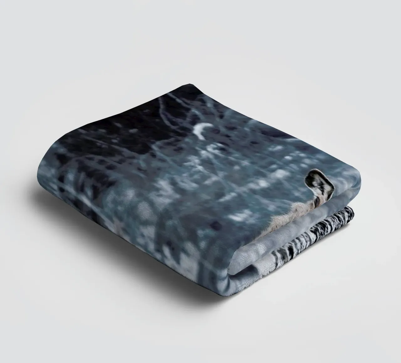 The Snap of a Twig @nilsleithold asciugamano da bagno da EyeEm Mobile GmbH