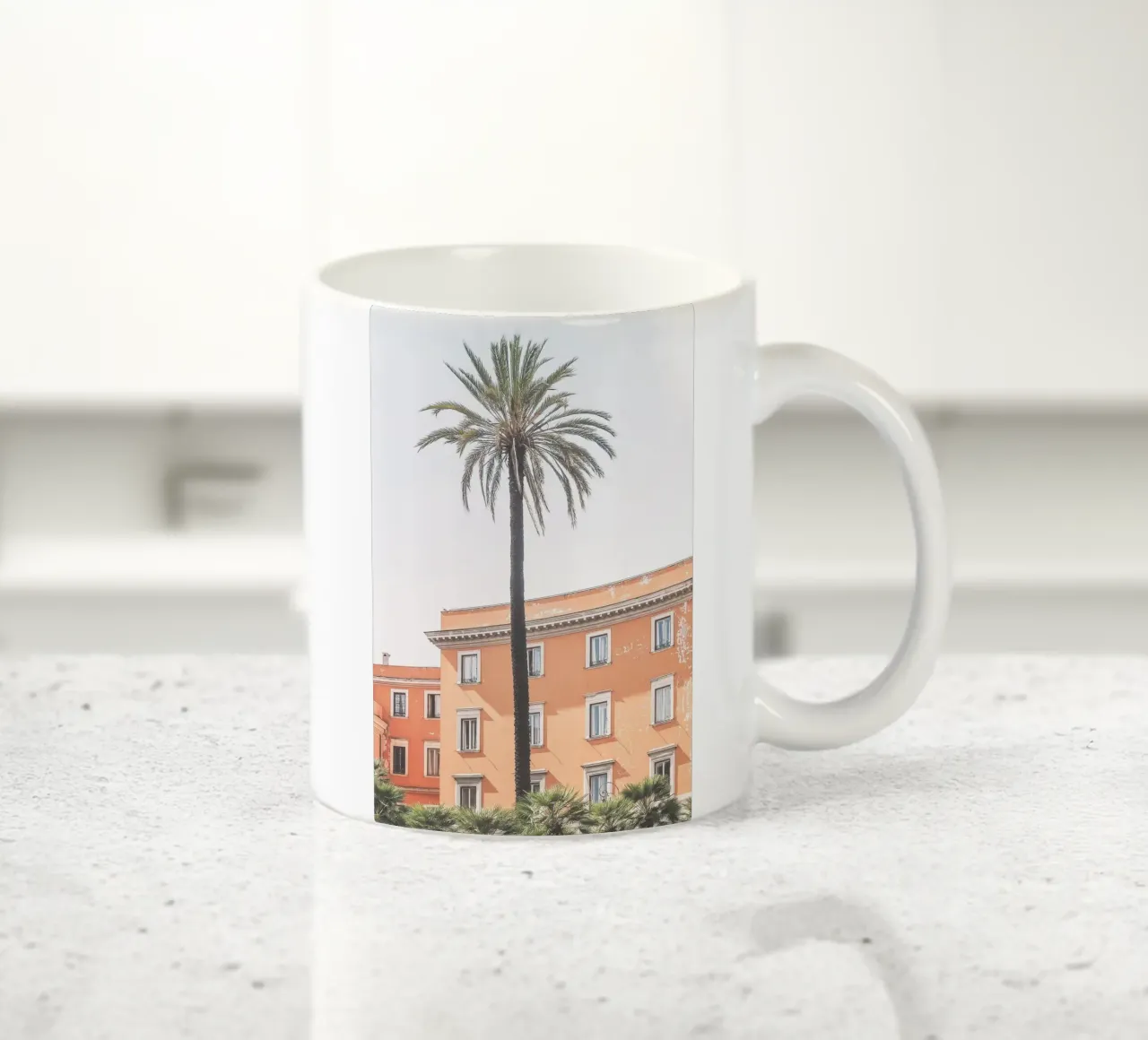 Roma, Italia I Una palma davanti a un'architettura arancione pastello tazza in ceramica da Julie Travel Photography