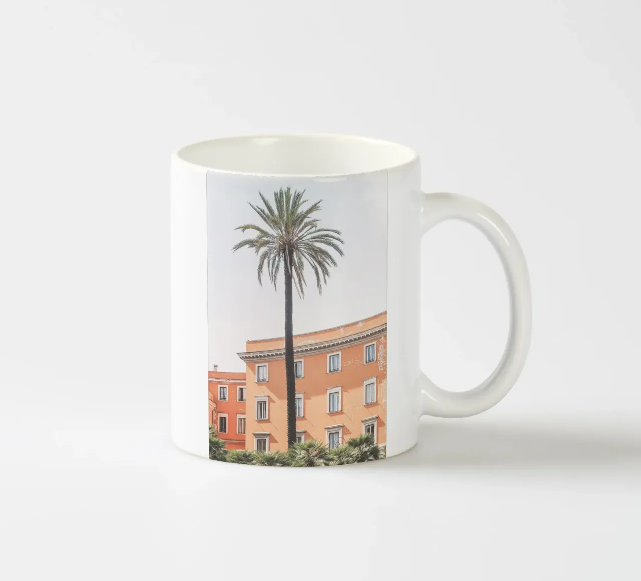 Roma, Italia I Una palma davanti a un'architettura arancione pastello tazza in ceramica da Julie Travel Photography