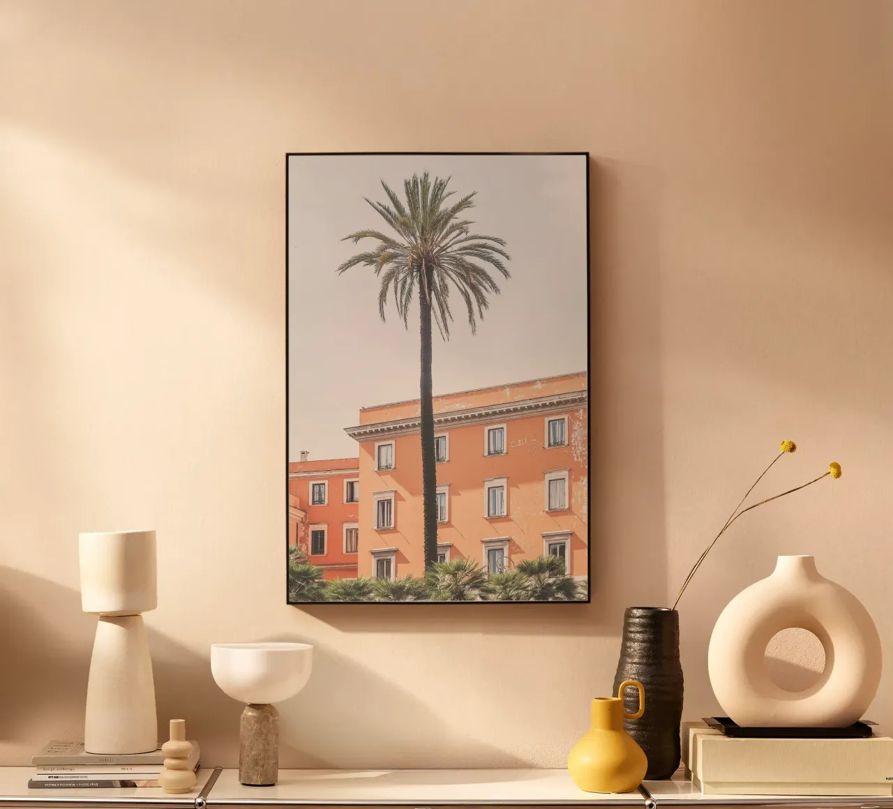 Roma, Italia I Una palma davanti a un'architettura arancione pastello alluminio dibond da Julie Travel Photography