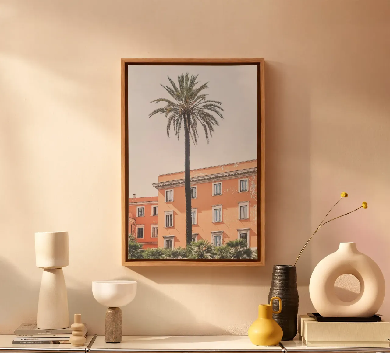 Roma, Italia I Una palma davanti a un'architettura arancione pastello tela con Cornice a cassetta da Julie Travel Photography