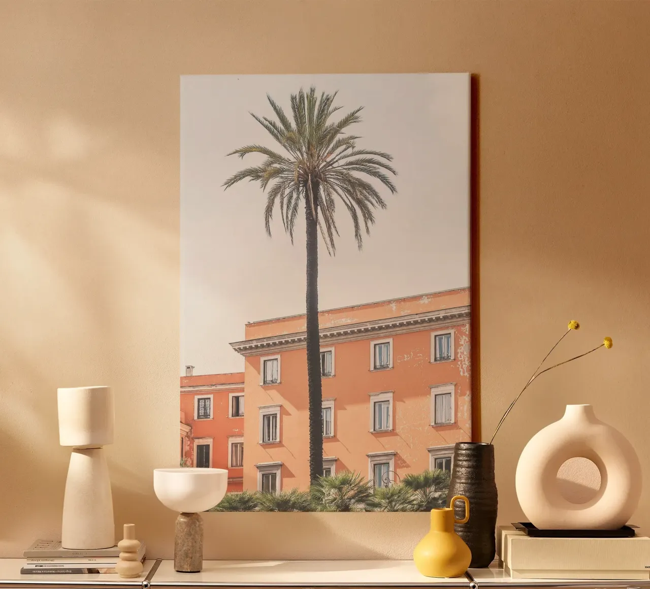 Roma, Italia I Una palma davanti a un'architettura arancione pastello tela con Cornice a cassetta da Julie Travel Photography