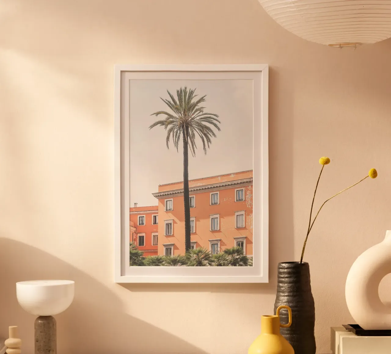 Roma, Italia I Una palma davanti a un'architettura arancione pastello poster con telaio in legno da Julie Travel Photography