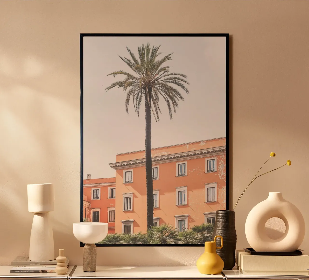 Roma, Italia I Una palma davanti a un'architettura arancione pastello poster con telaio in legno da Julie Travel Photography