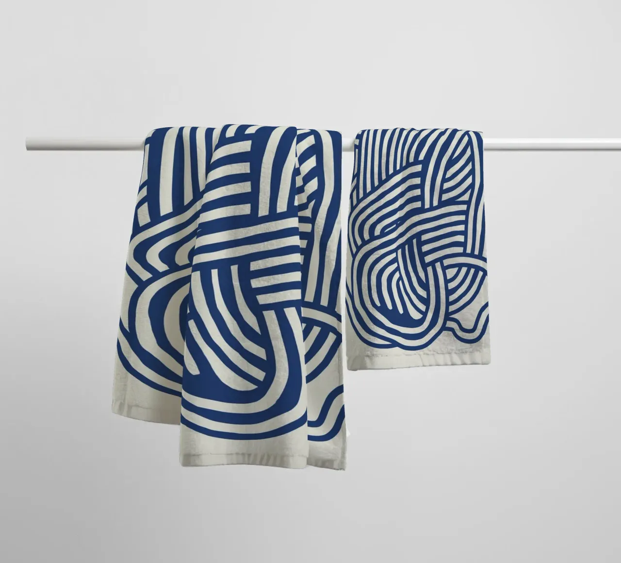 Line art forma organica in blu 03 asciugamano da bagno da Little Dean