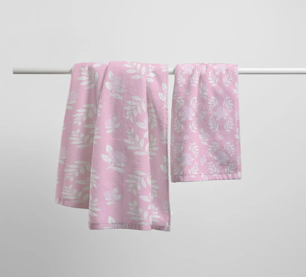 Camelia damascata rosa e bianca asciugamano da bagno da SilverPegasus