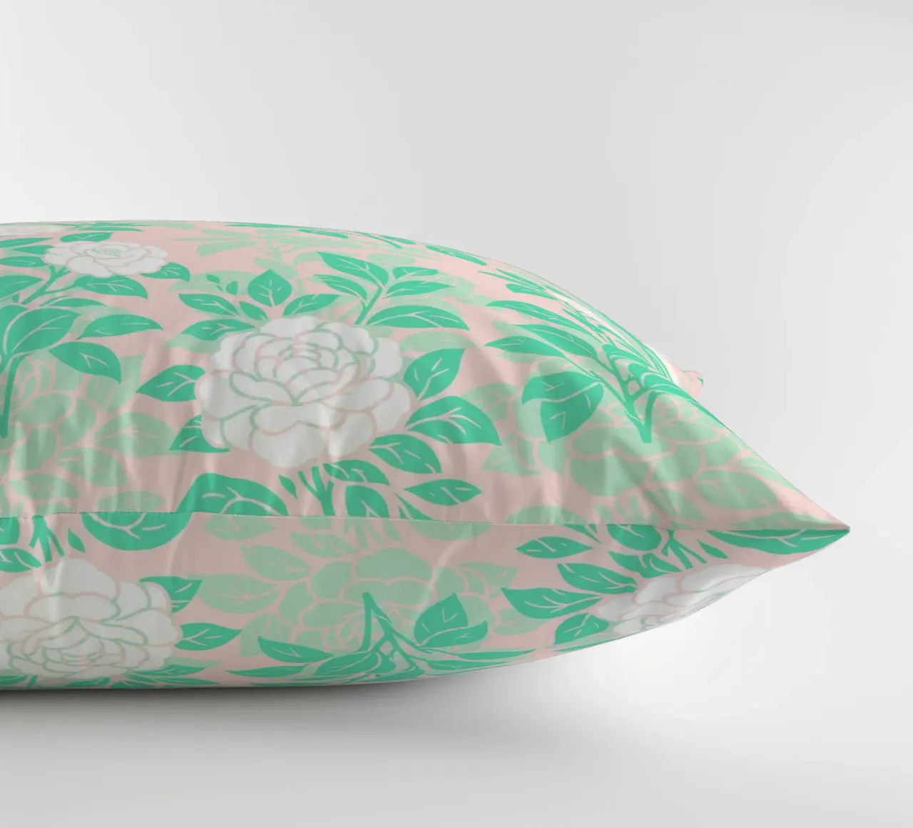 Fiori di camelia verdi e bianchi cuscino da SilverPegasus