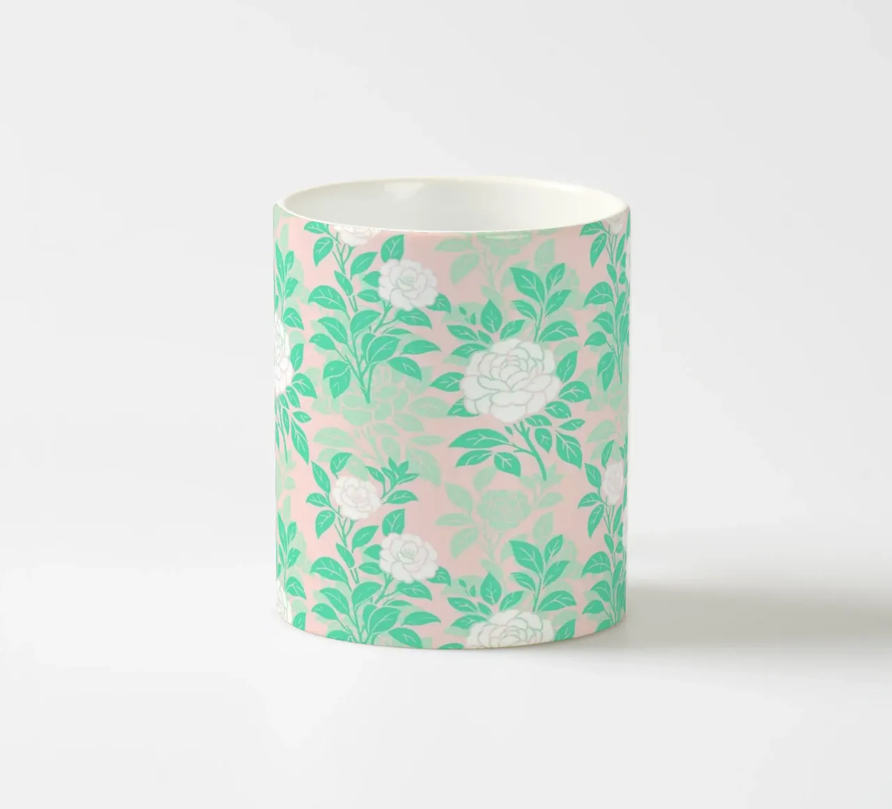 Fiori di camelia verdi e bianchi tazza in ceramica da SilverPegasus
