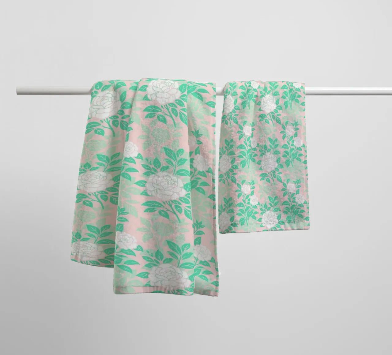 Fiori di camelia verdi e bianchi asciugamano da bagno da SilverPegasus