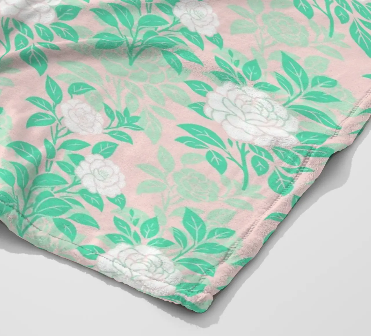 Fiori di camelia verdi e bianchi coperta in pile da SilverPegasus