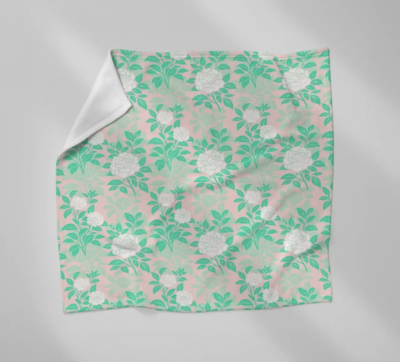 Fiori di camelia verdi e bianchi coperta in pile da SilverPegasus